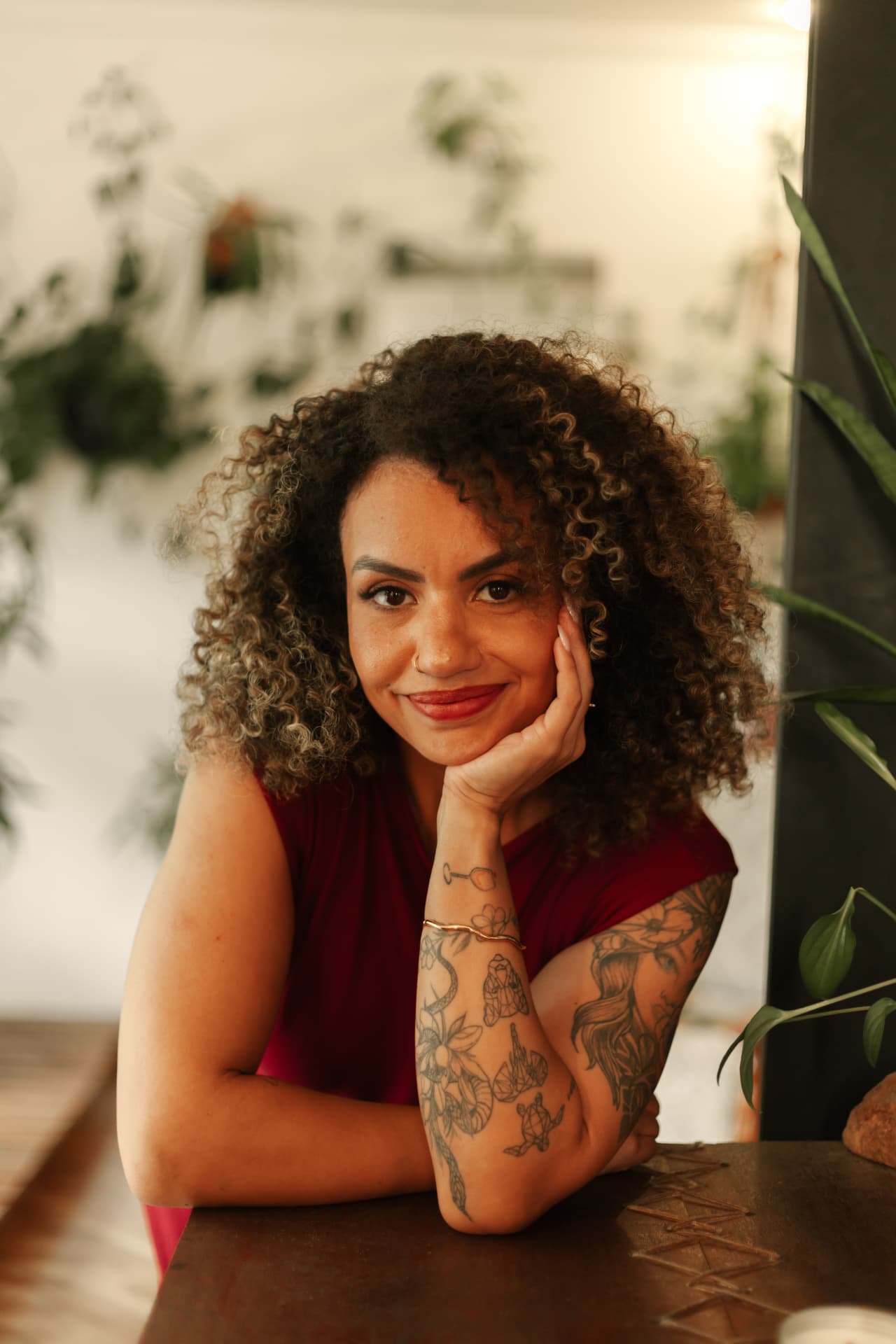 Paula Rodrigues, terapeuta e criadora da Rotina da Prosperidade, em retrato com blusa bordô e fundo neutro